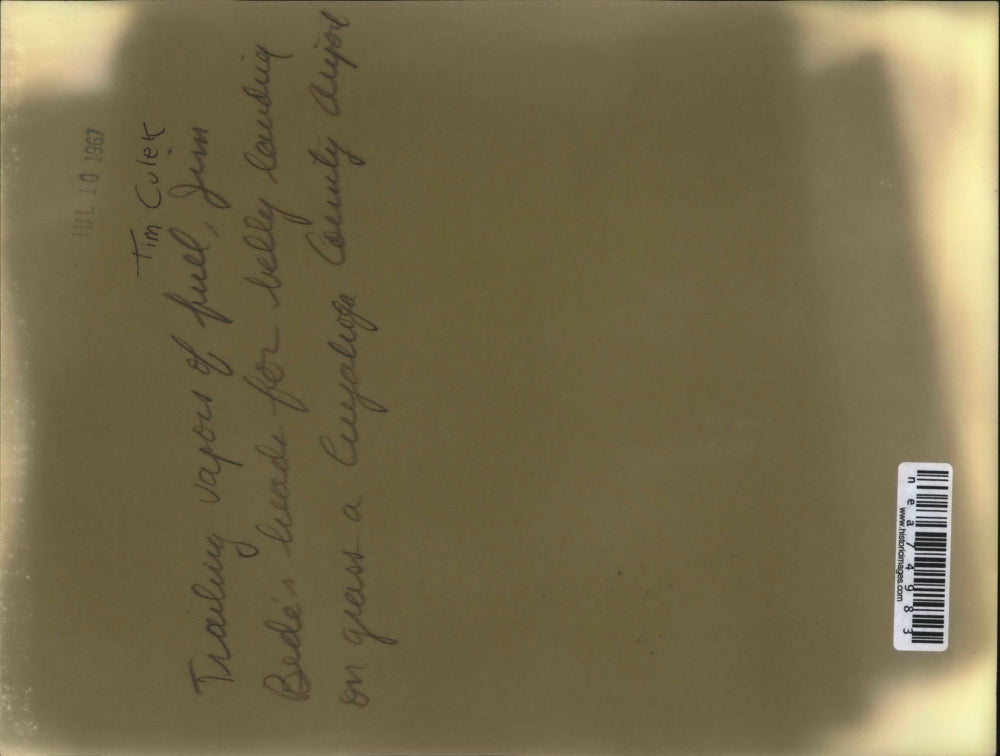 1967 Press Photo Trailing vapors of fuel, Jim Bede's heads for belly landing on