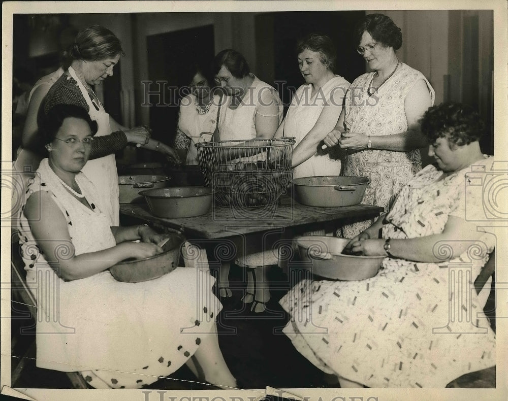 1931 Press Photo Women Peeling Fruit for Can the Surplus Headquarters