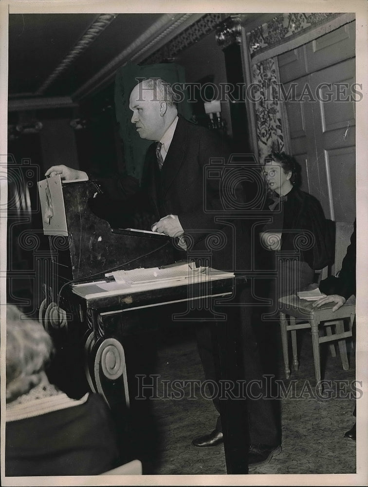 Load image into Gallery viewer, 1939 Press Photo Dr Carl G. Hartman of Carnegie Institute 7 M Sanger - nea77165
