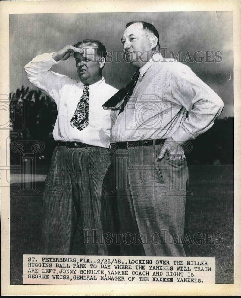 Load image into Gallery viewer, 1948 Press Photo St petersburg, Fla, Yankee coach J Shulte &amp; G Weiss - nea77189
