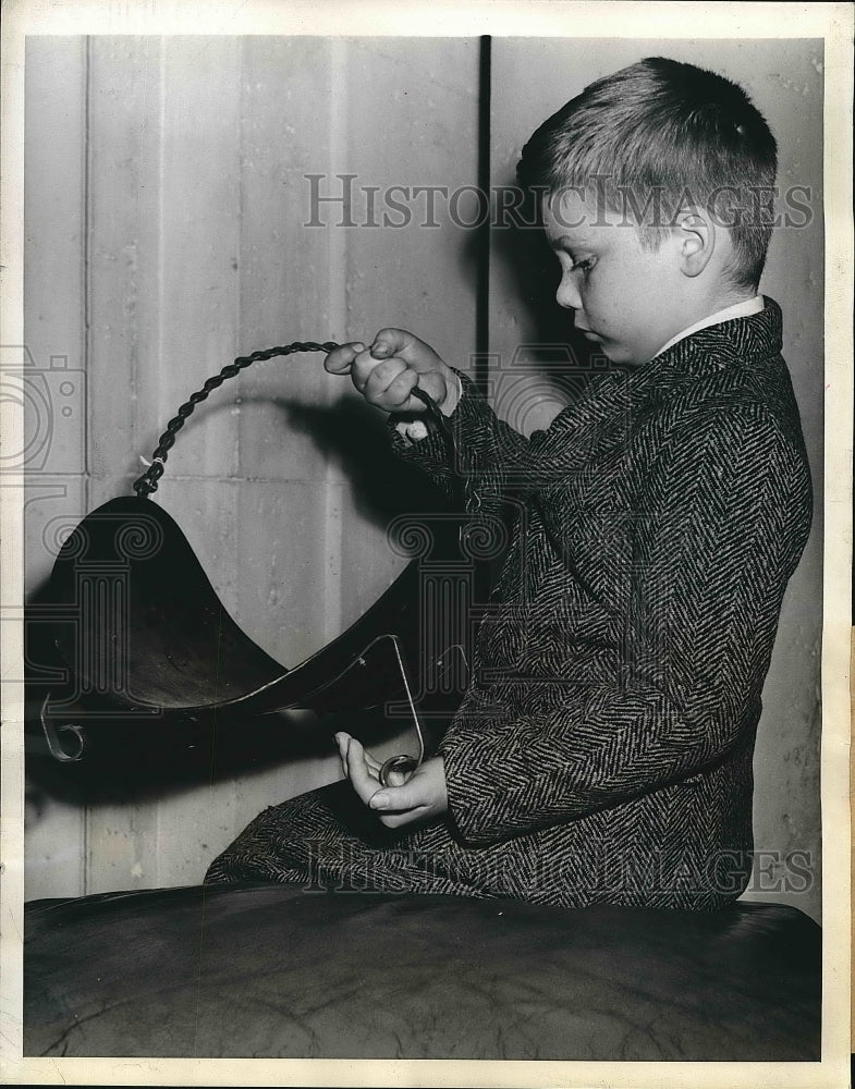 1944 Press Photo Alvin Schultheis,inspect a Wood Basket made from scrap material