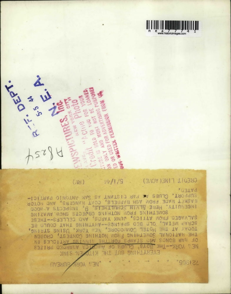 1944 Press Photo Alvin Schultheis,inspect a Wood Basket made from scrap material