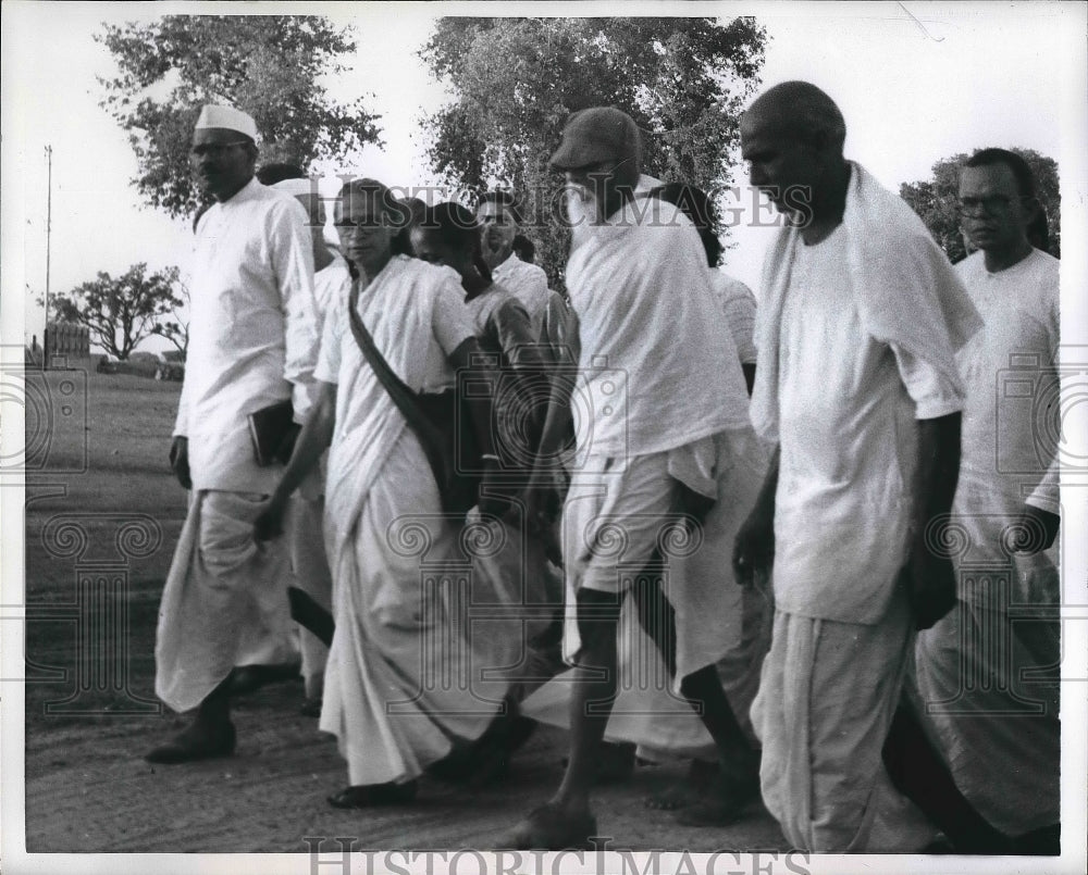1969 Press Photo Agra Indian Followers Wearing Earflap Cap