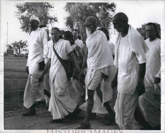 1969 Press Photo Agra Indian Followers Wearing Earflap Cap