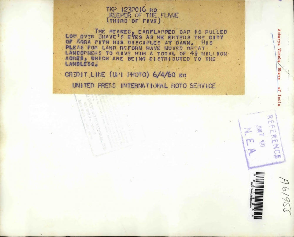 1969 Press Photo Agra Indian Followers Wearing Earflap Cap