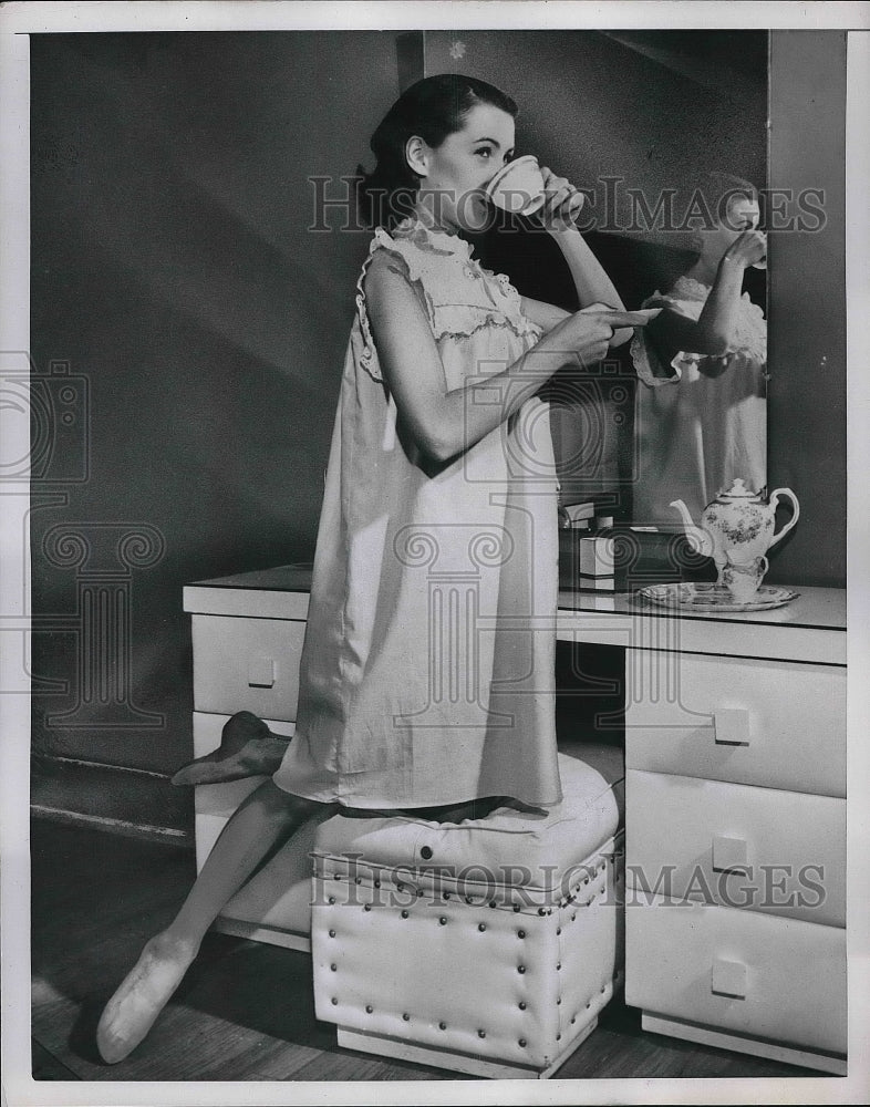Load image into Gallery viewer, 1952 Press Photo woman modeling a short nightie - nea79185
