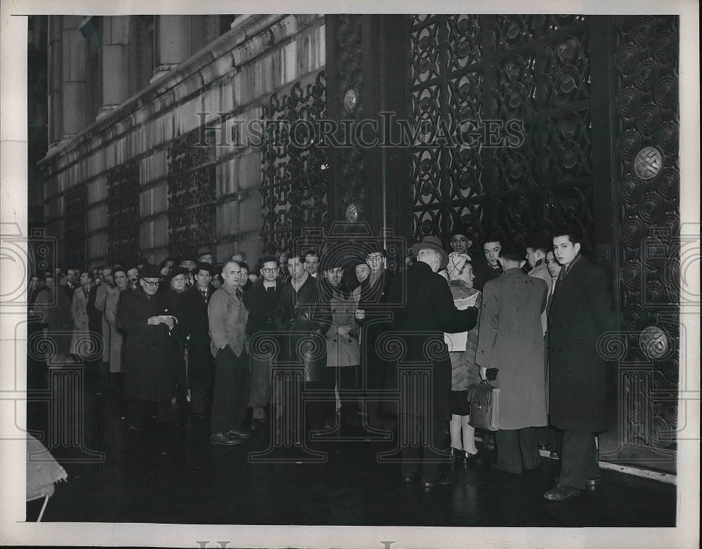 1948 Press Photo Paris Citizens Line Up At Bank After Monetary Changes