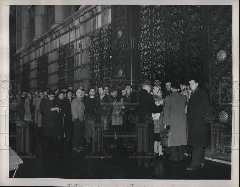 Load image into Gallery viewer, 1948 Press Photo Paris Citizens Line Up At Bank After Monetary Changes
