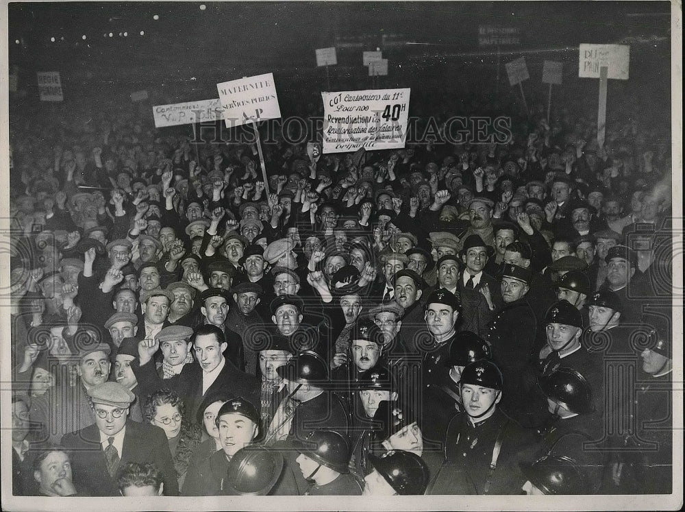 1937 Press Photo Paris Government Employees Demonstrating Outside City Hall