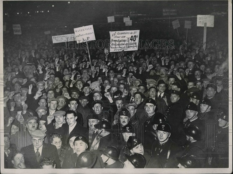 Load image into Gallery viewer, 1937 Press Photo Paris Government Employees Demonstrating Outside City Hall
