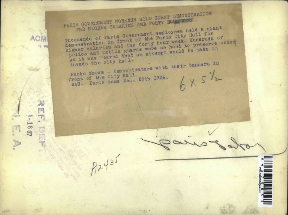 1937 Press Photo Paris Government Employees Demonstrating Outside City Hall