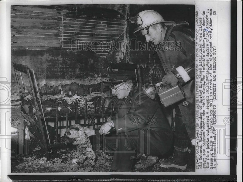 Load image into Gallery viewer, 1959 Press Photo River Rouge Michigan Fireman Deborah Blair Mr. and Mrs. James
