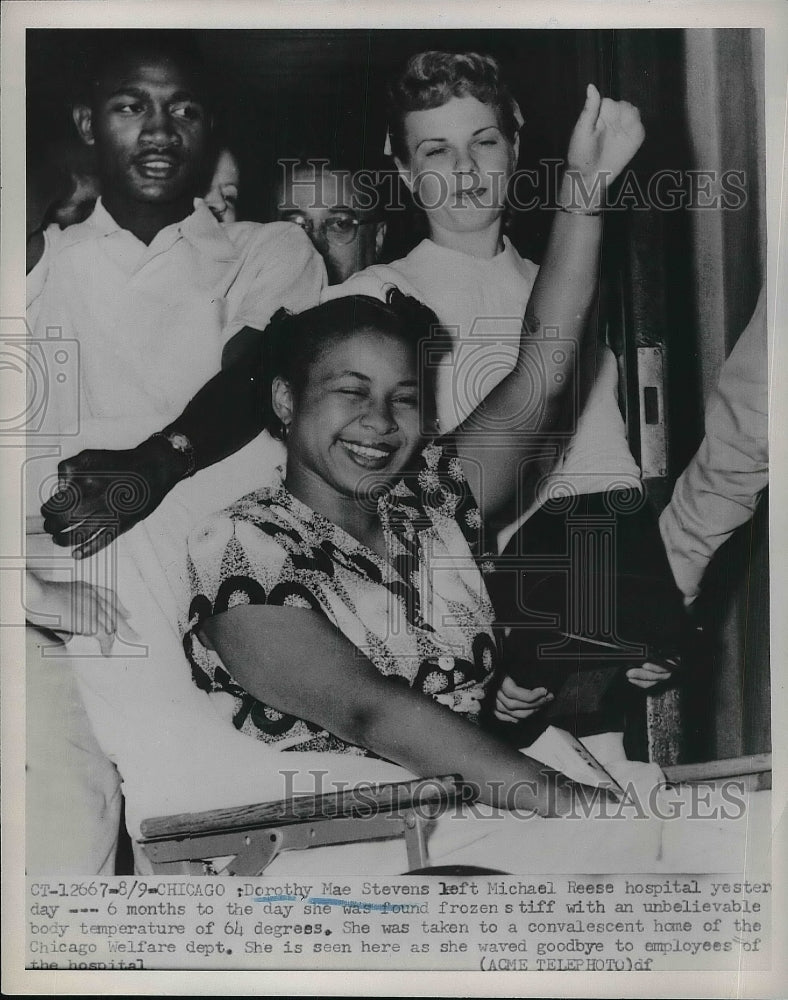 1951 Press Photo Dorothy Mae Stevens Waves to Michael Reese Hospital  Workers- Historic Images