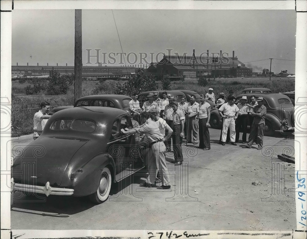 1941 Press Photo Strikers at the Great Lakes steel Corp.- Historic Images