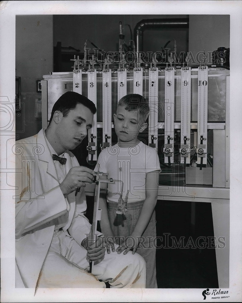 1955 Press Photo Dr. Mike Rothenberg Examining Bobby Collinwood At Babies - Historic Images