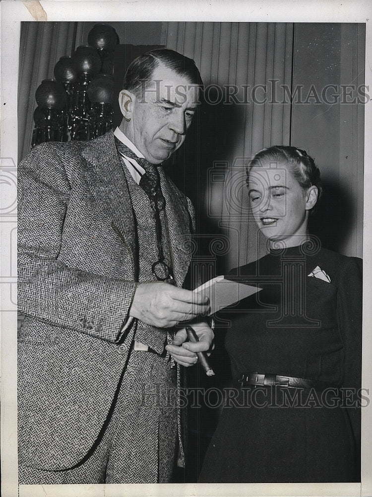 1940 Press Photo Former Attorney Carolyn Agger Talks With Rep Howard Smith- Historic Images