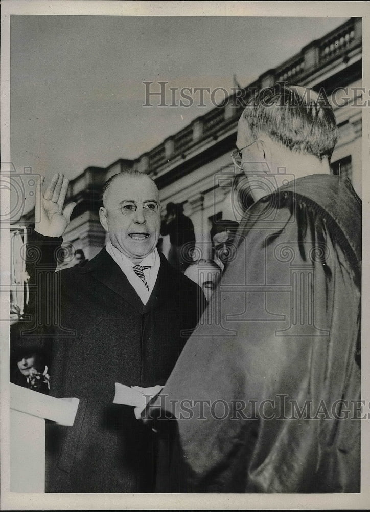 Load image into Gallery viewer, 1941 Press Photo Sen. Matthew M. Neely sworn in by Judge J.N. Kenna - nea85282

