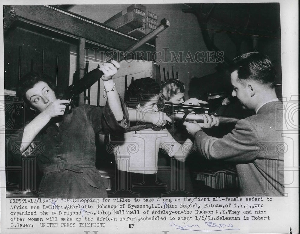 1953 Press Photo Charlotte Johnson &amp; Beverly Putnam Shop For Rifles- Historic Images