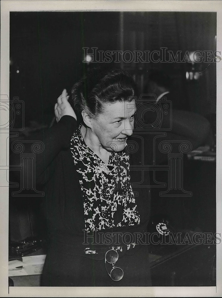 1938 Press Photo Rep. Mary Norton, Chairman of House Labor Committee Fixes Hair- Historic Images