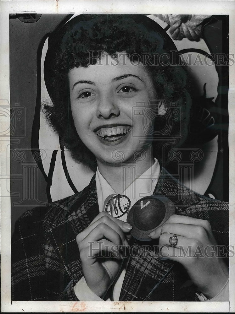 1942 Press Photo Margaret Burns holding V hat during War Savings Stamps drive- Historic Images