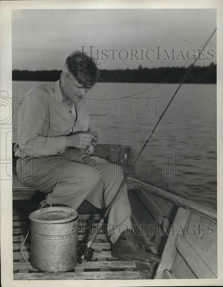 1945 Press Photo George Collins went blind 18 months ago but still fishes, hunts- Historic Images