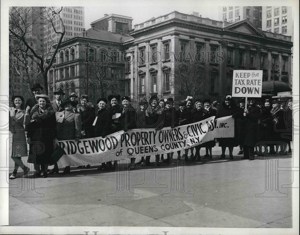 1943 Press Photo New York City Taxes Protestors- Historic Images