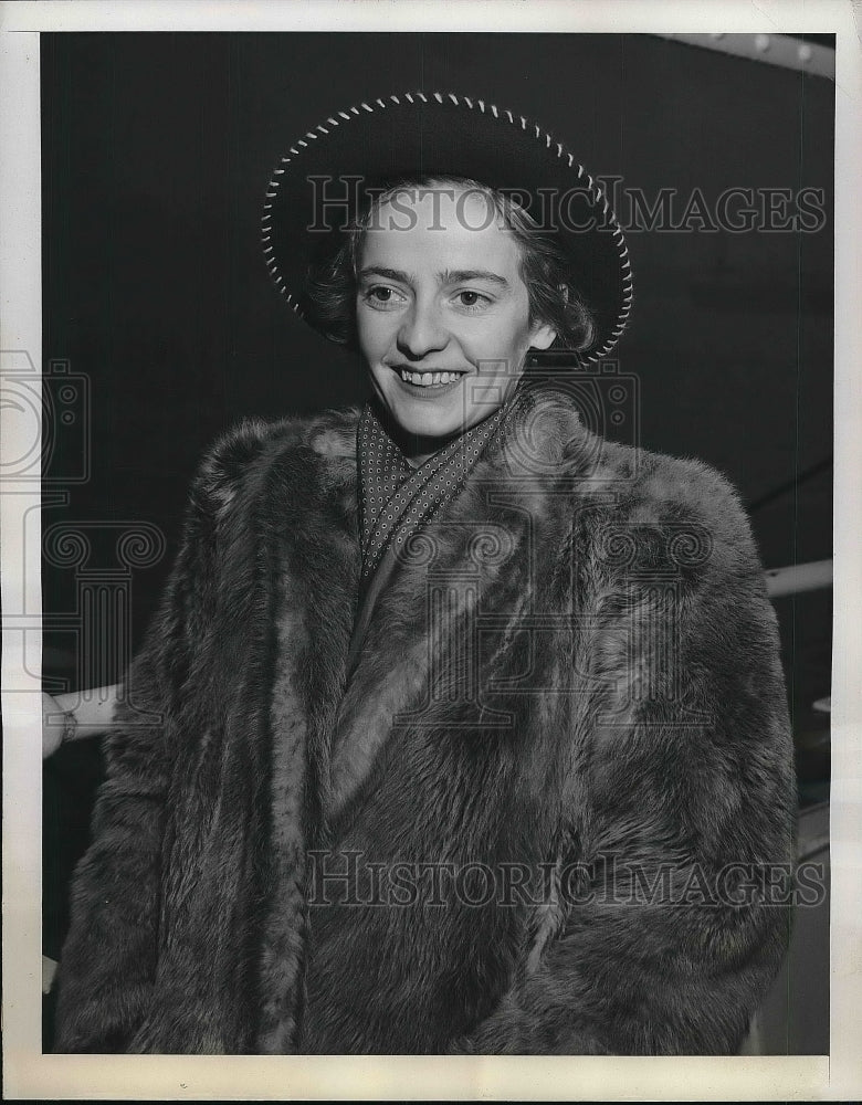 1940 Press Photo Anne Piano of Cleveland, OH, on the S. S. Excalibur - nea86847