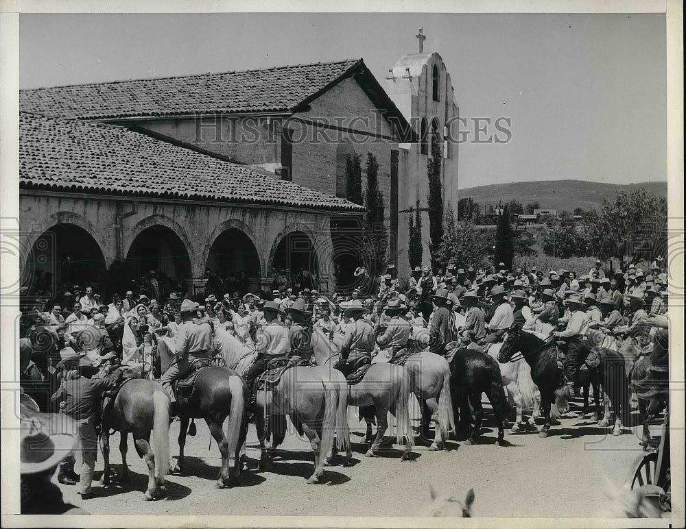 1935 Press Photo Men gathered the cross country ride on horseback in California - Historic Images