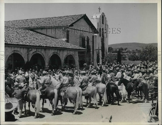 1935 Press Photo Men gathered the cross country ride on horseback in California - Historic Images