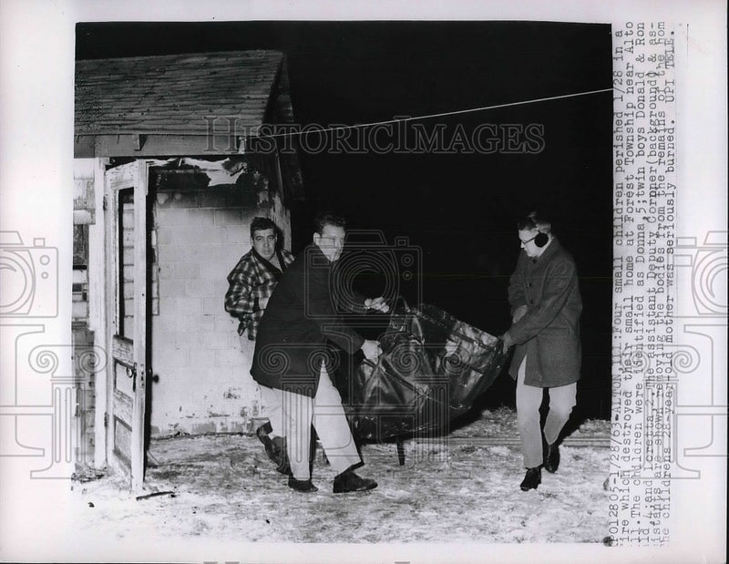 Load image into Gallery viewer, 1963 Press Photo Children Perished in Destroyed Home Forest Townshup - nea87042

