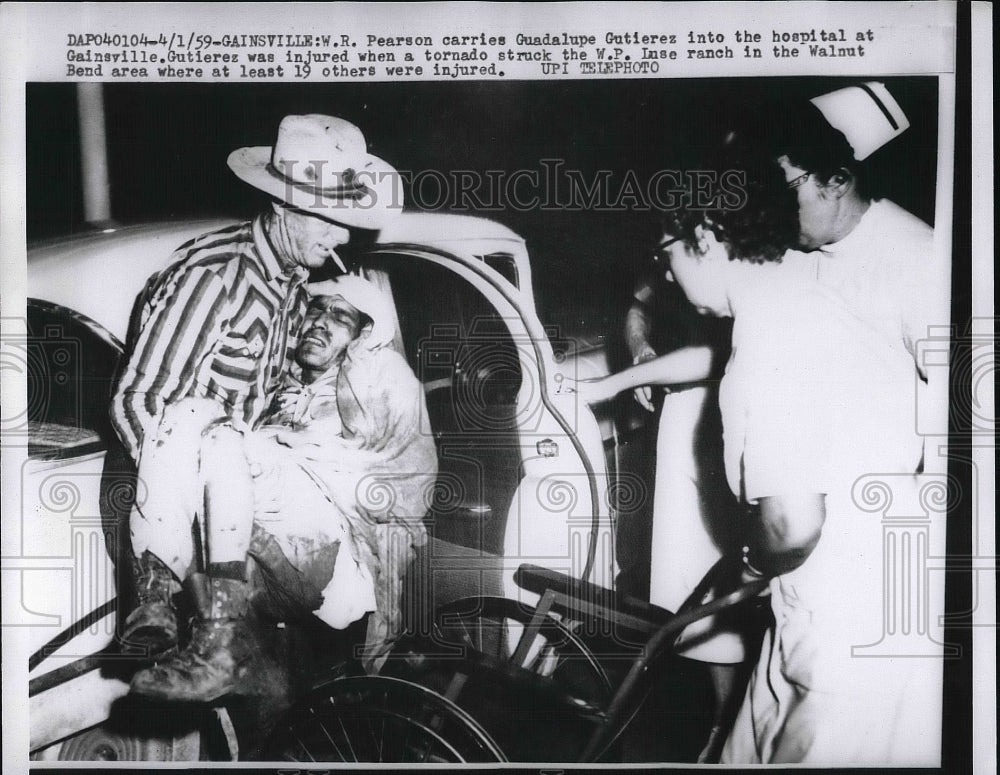 1959 Press Photo W.R. Pearson carries Guadalupe Gutierez into Hospital- Historic Images