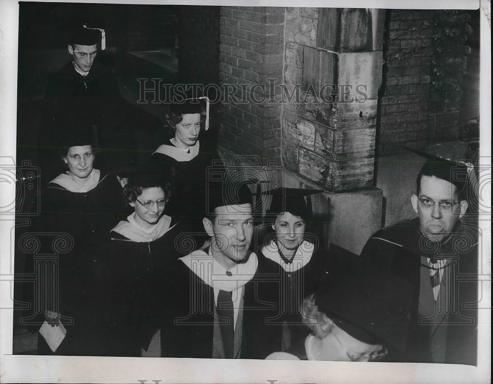 1950 Press Photo Assistant Professor Of Chemistry With 45 Faculty Members - Historic Images