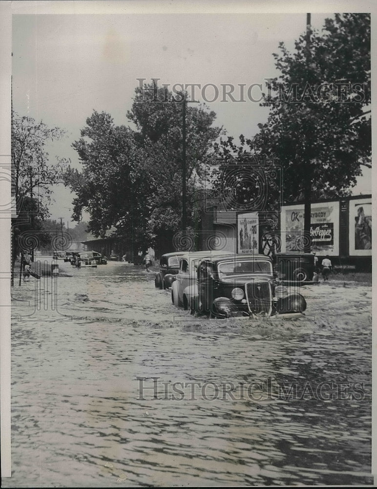 1940 Press Photo Motorists Driving Cars On Inundated Street In Augusta Georgia - Historic Images