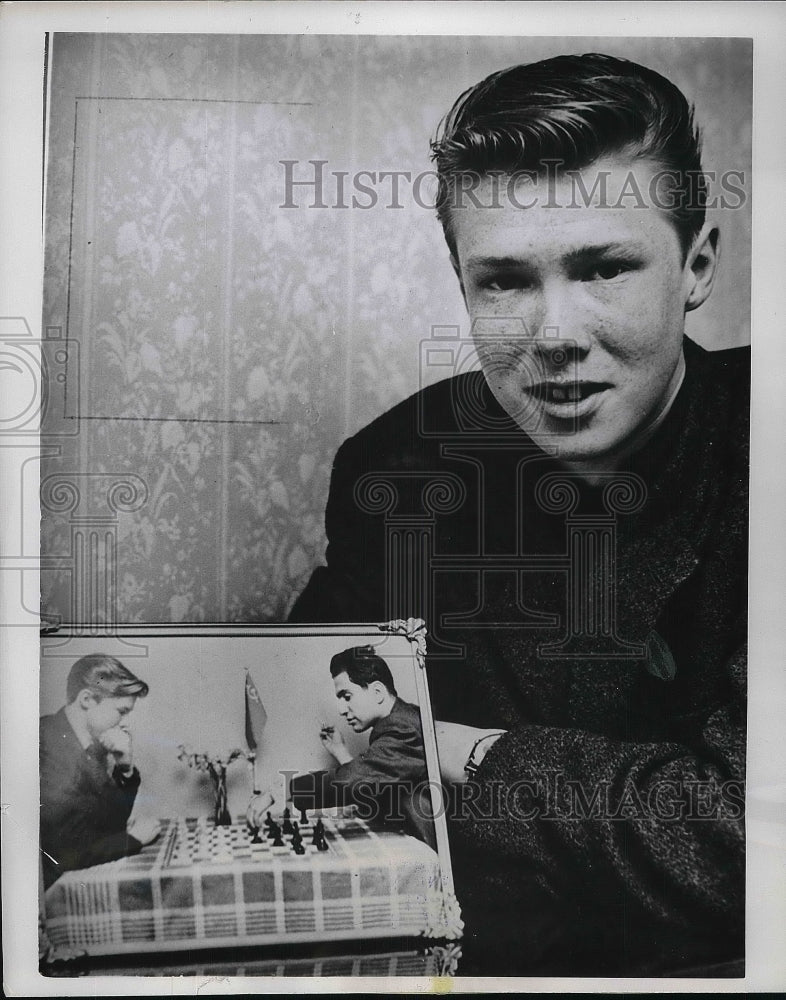 1961 Press Photo Ove Kinnmark Showing Picture Of Himself Playing Against TAL - Historic Images