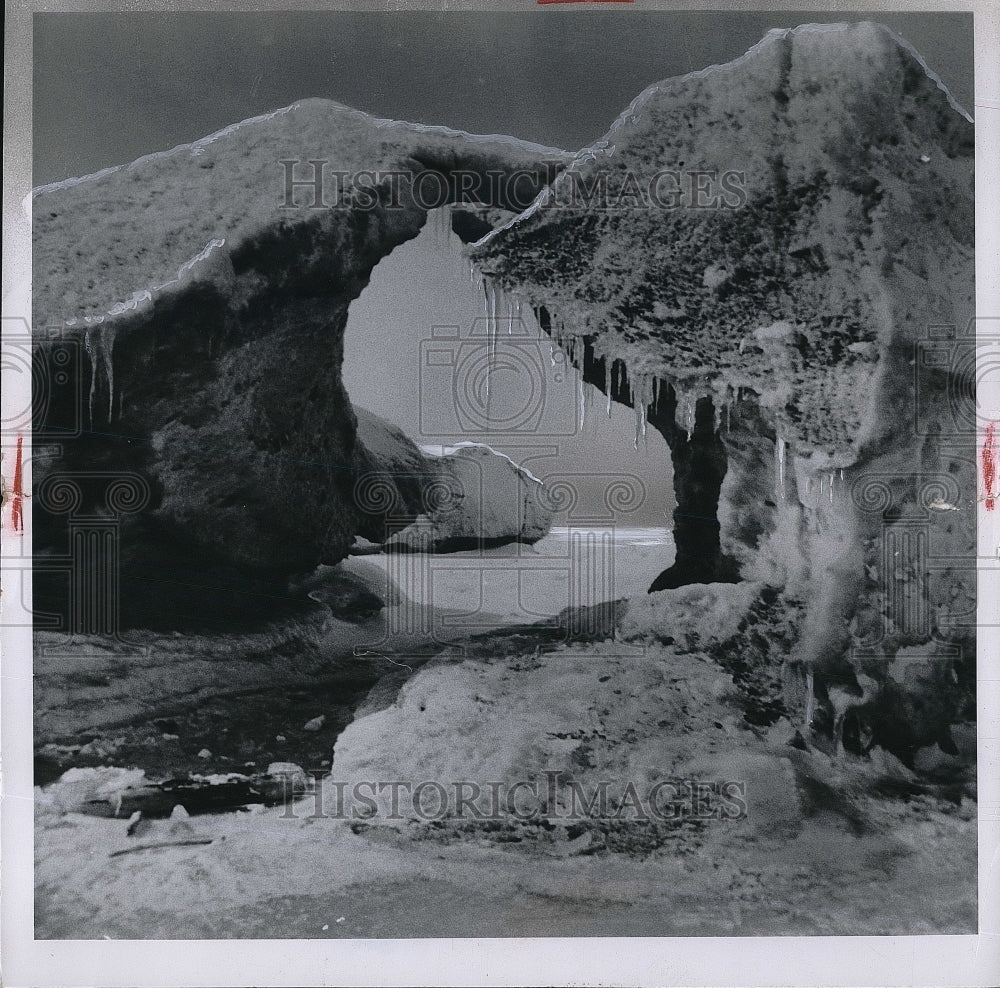 1968 Press Photo A ice bridge created by Mother Nature forms over a road/- Historic Images