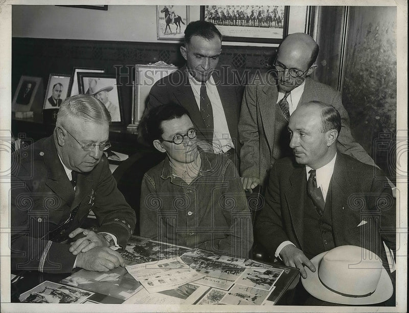 Load image into Gallery viewer, 1933 Press Photo Joseph O'Ridedan With Group Of Officers J.B. Fox,Geo Segelke
