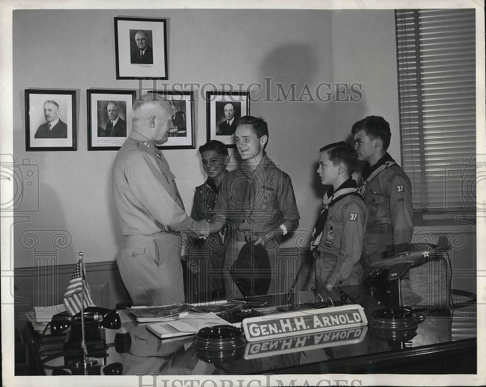 1943 Press Photo Gen. Henry Arnold thanks Boy Scouts for poster campaign- Historic Images