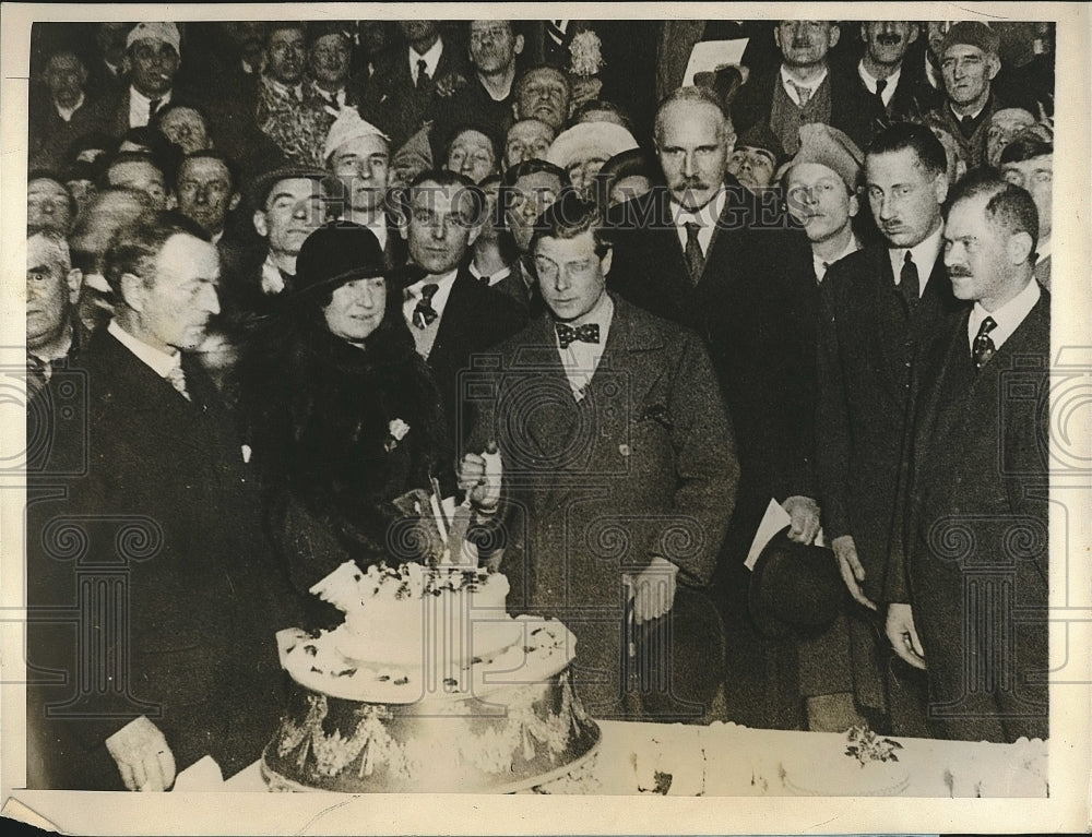 1927 Press Photo Prince of Wales cuts cake at "Not Forgotten" Assocation party
