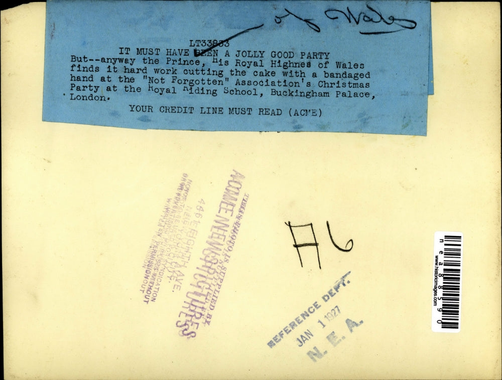 1927 Press Photo Prince of Wales cuts cake at "Not Forgotten" Assocation party