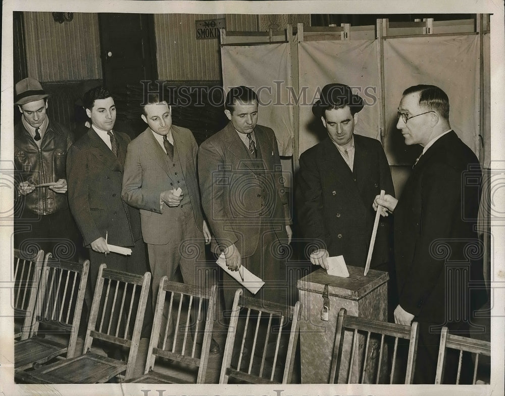 1941 Press Photo Thomas Rowan, union official, at A.F.L. union ballot box.