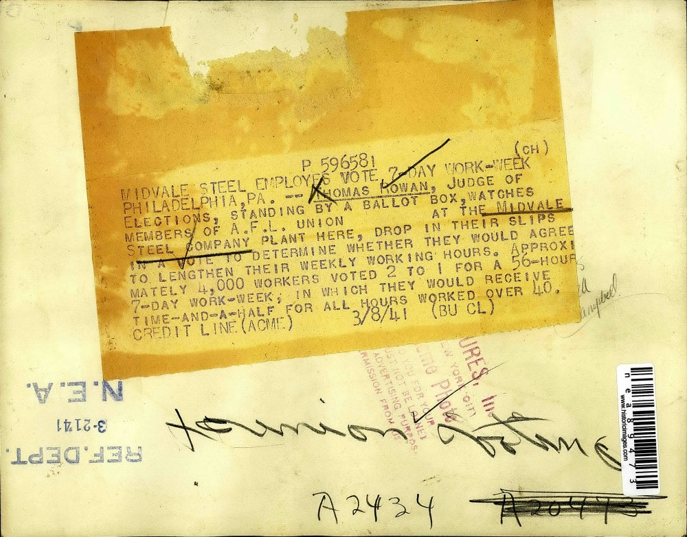 1941 Press Photo Thomas Rowan, union official, at A.F.L. union ballot box.