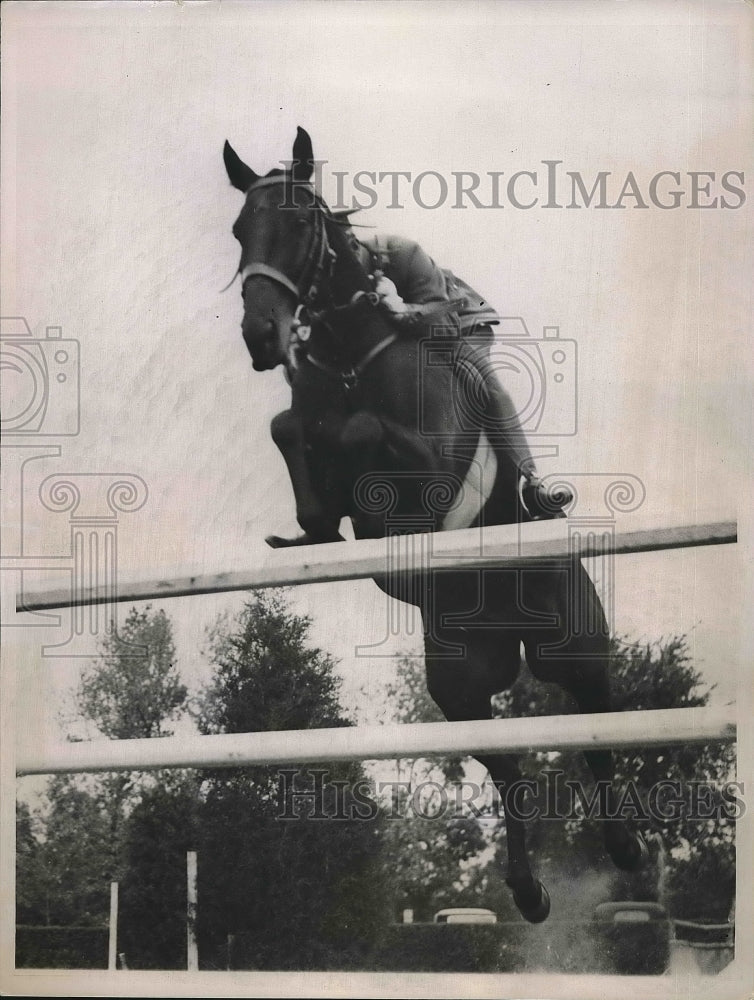 Load image into Gallery viewer, 1936 Press Photo Captain Amaury Quiroz on Mayab, Mexican Horse Show Team
