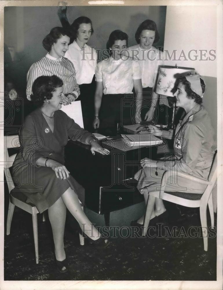 Load image into Gallery viewer, 1961 Press Photo Wives of Navy Personnel in Cleveland in Red Cross Blood Center.
