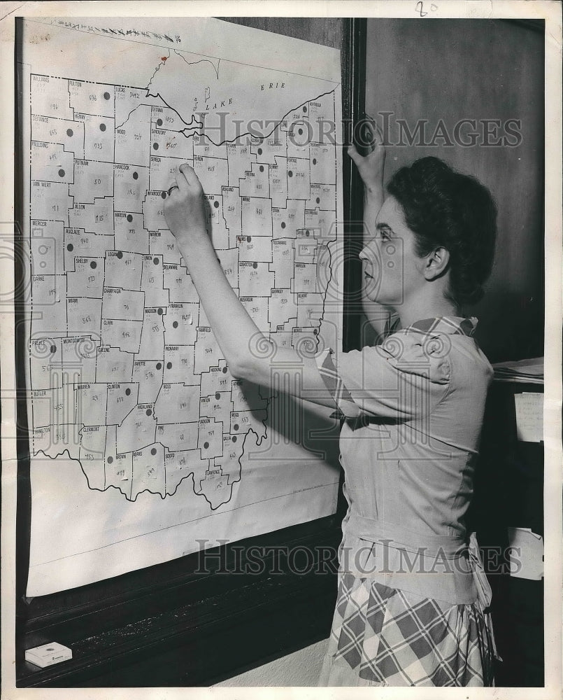 1949 Press Photo Mrs Kathryn Shambarger Marking Mapped of Petition Areas