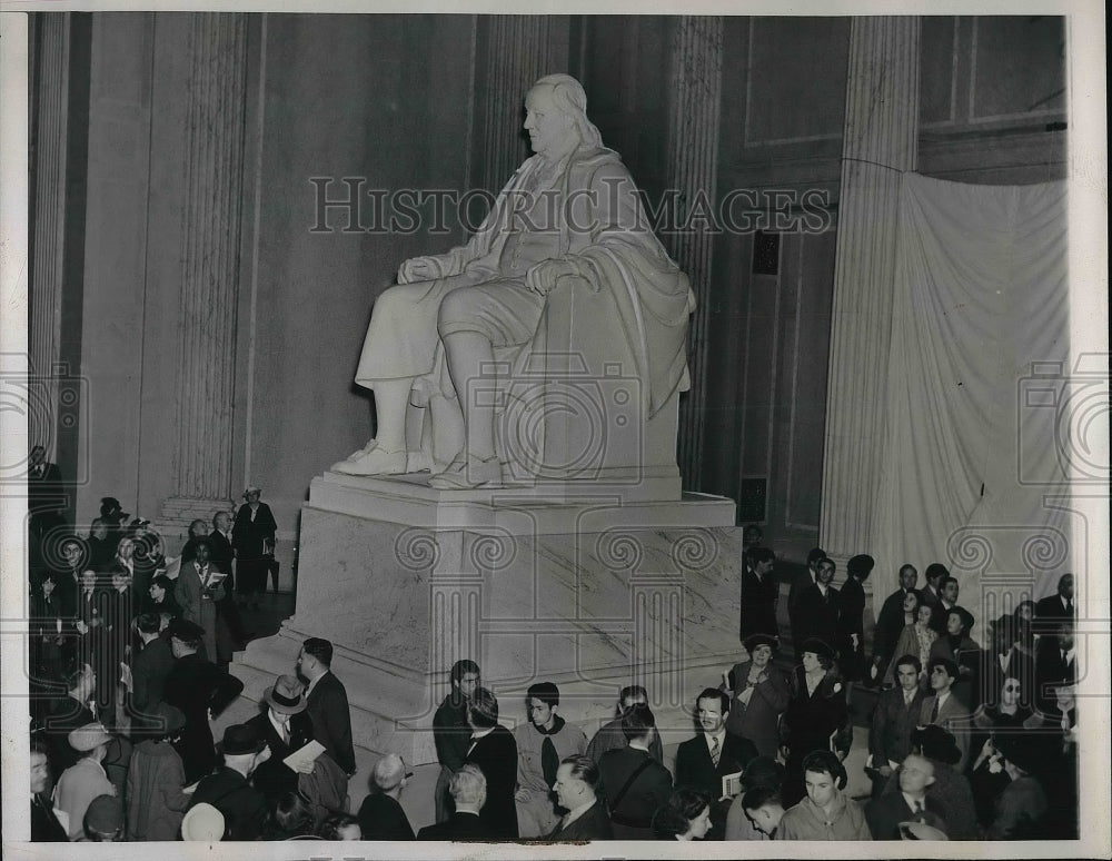 1938 Press Photo Franklin Institute Statue Philadelphia PA