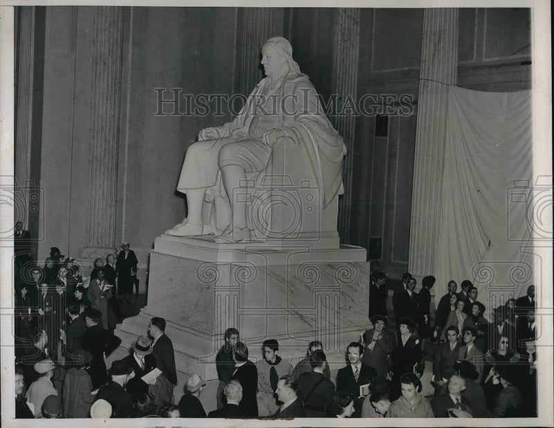 Load image into Gallery viewer, 1938 Press Photo Franklin Institute Statue Philadelphia PA
