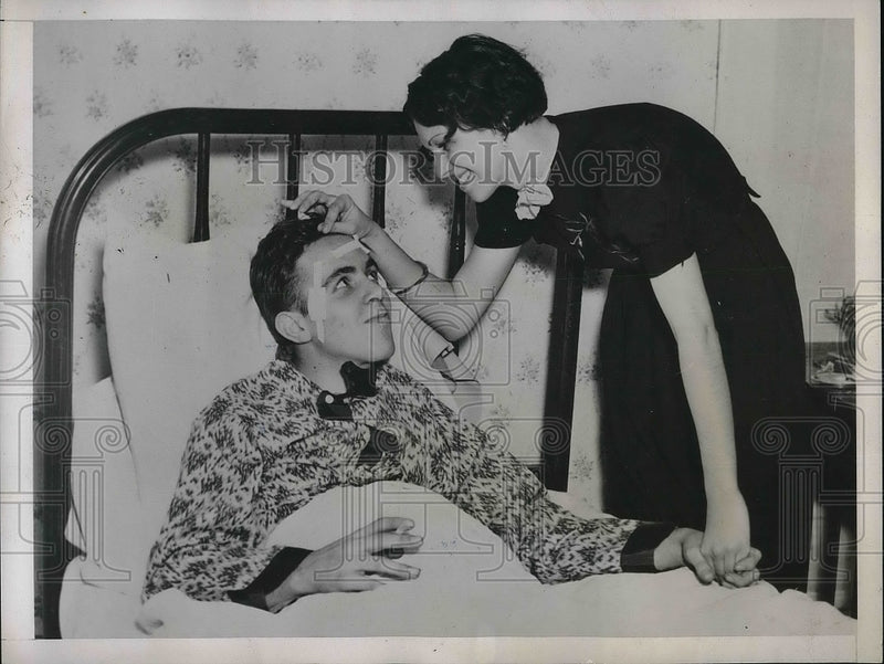 Load image into Gallery viewer, 1938 Press Photo Wm Gregory &amp; fiancee Nadine Jungbluth after plane crash

