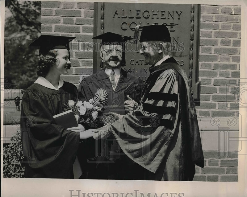 Load image into Gallery viewer, 1947 Press Photo Pres. Schultz Of Allegeny College Greets Oldest/Youngest Grads
