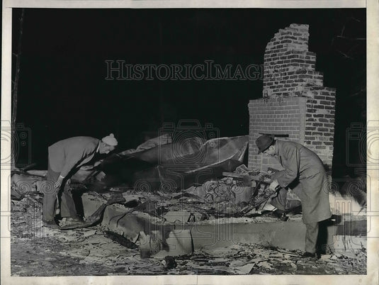1939 Press Photo Mr.Hansbrough and seven children burned in a six room cottage.