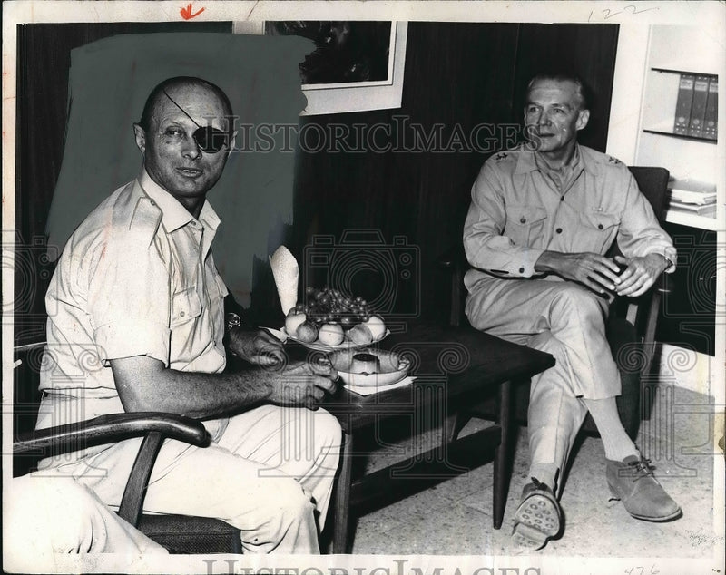 Load image into Gallery viewer, 1967 Press Photo Tel Aviv, Israeli Maj Gen Moshe Dayan &amp; UN Lt Gen Odd Bull
